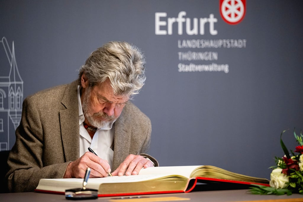 Der italienische Bergsteiger Reinhold Messner trägt sich in das Goldene Buch der Landeshauptstadt Erfurt ein.