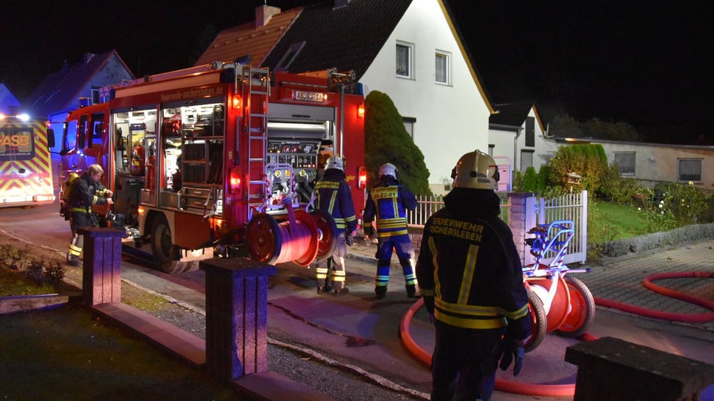 Bei einem Brand in der Winninger Siedlung in Aschersleben wurde eine Person verletzt.