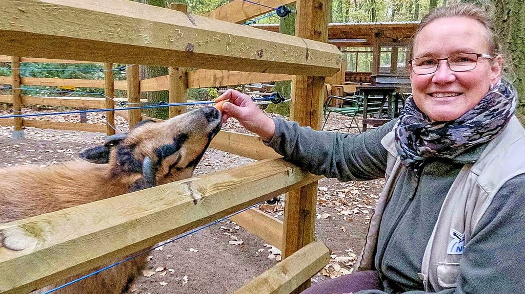 Petra Henkelmann an einem der Gehege im Stadtwald