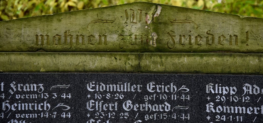 „Wir mahnen zum Frieden!“ lautet die Inschrift über den Namen der gefallenen Soldaten. 41 Namen von Kriegsopfern aus Kunrau stehen auf diesen Gendenktafeln am Mahnmal. Auf zwei weiteren Tafeln sind es ebenso viele.