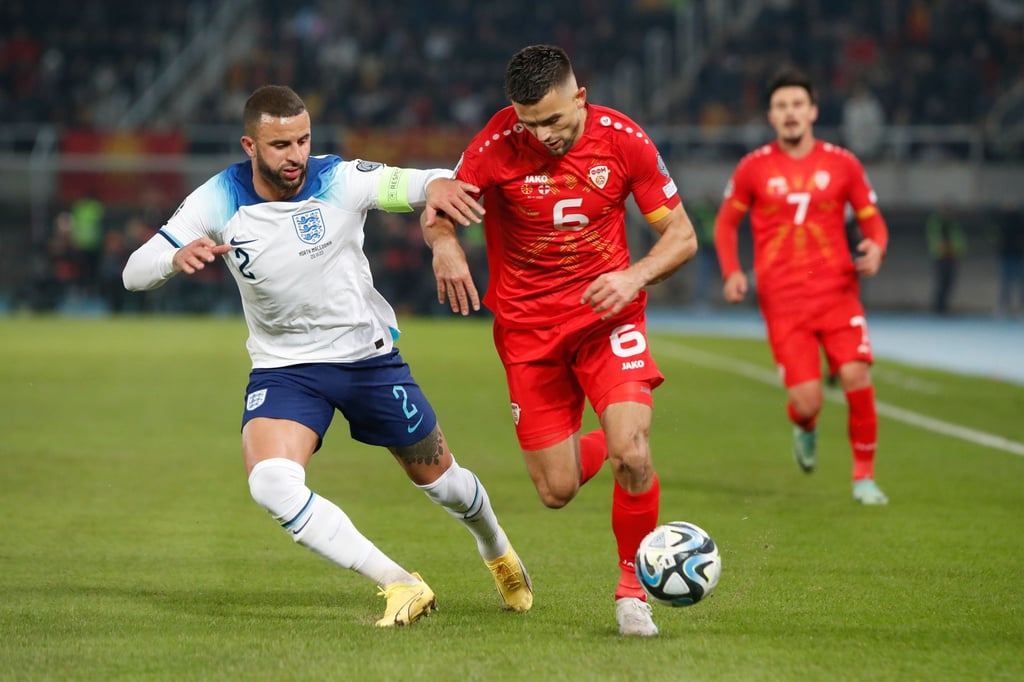 Die Three Lions um Kyle Walker (l) taten sich beim 1:1 in Nordmazedonien schwer.