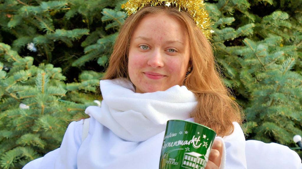 Die Auszubildende der Stadtverwaltung Cassie Tille wird in diesem Jahr als wunderschöner Weihnachtsengel auf dem Haldensleber Sternenmarkt zu finden sein und den Weihnachtsmann unterstützen.