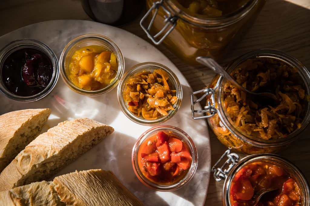 Die Zutaten für Chutneys lassen sich in vielen Variationen kombinieren: etwa Rote Bete mit Blaubeeren, Pfirsiche mit Äpfeln und Curry, Karotten mit Curry und Chili oder Tomaten mit Paprika.