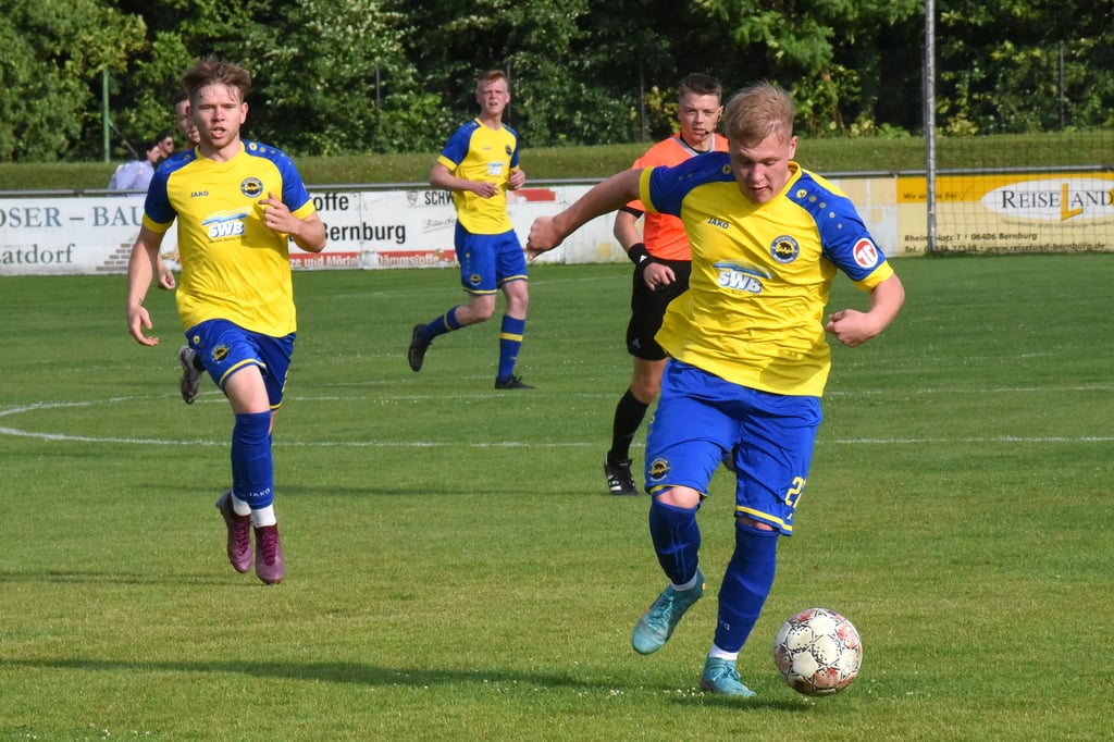 Till Raeck (am Ball) steht wieder zur Verfügung. Dafür fehlt Nils Erik Fahland (links).
