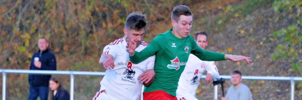 Stabilität in die Defensive soll Union Schönebeck um Christian Reinecke (rechts) wieder beweisen, um auch im Spitzenspiel gegen die Magdeburger als Sieger vom Platz zu gehen.
