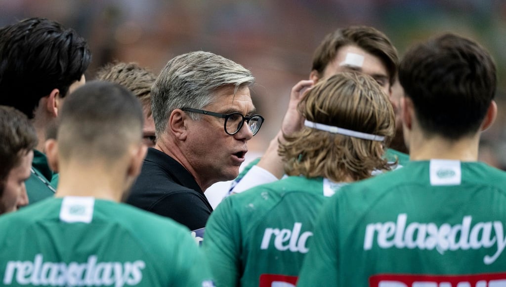 Leipzigs Trainer Runar Sigtryggsson (M) gibt seinem Team taktische Hinweise.