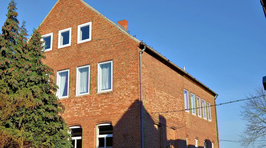 Die alte Schule Hohenerxleben wird dem Heimatverein zwar mietfrei von der Stadt überlassen, die Mitglieder kümmern sich aber um deren Erhalt. Jetzt fühlen sie sich durch Betriebskosten-Forderungen von 481 Euro im Monat überfordert.