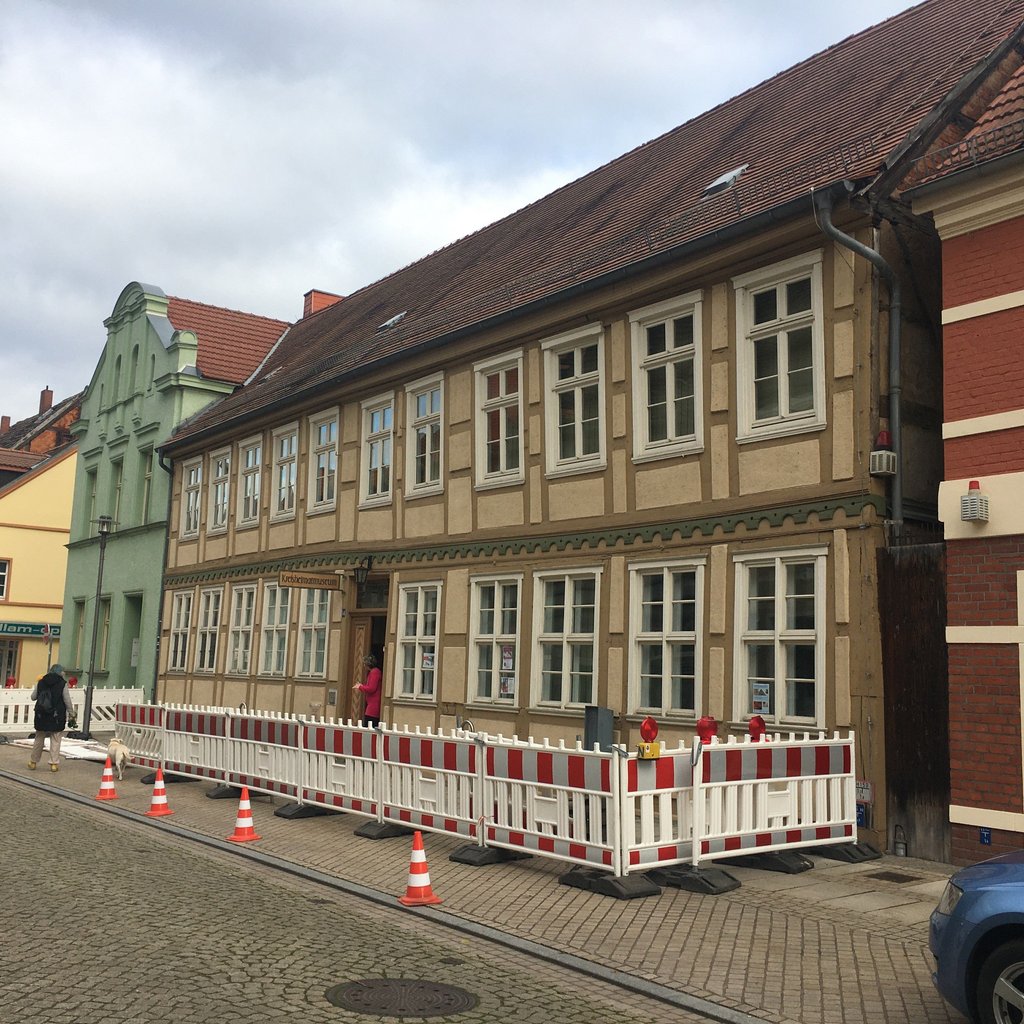 Gleich nach der Besichtigung der Bauschäden von Experten ist das Kreismuseum in Osterburg notgesichert worden. Der Fußwegbereich in der Breiten Straße ist gesperrt.