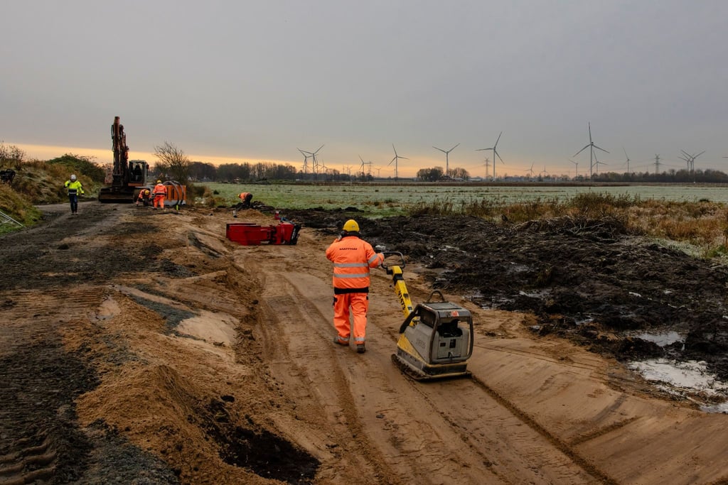 Ein Weg wird auf einer Baustelle im Kreis Dithmarschen planiert. Dort soll die Northvolt-Batteriefabrik für Elektroautos entstehen.