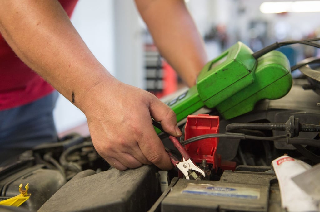 Wenn das Auto Probleme beim Starten hat, empfiehlt es sich, die Spannung der Batterie zu überprüfen. Liegt sie unter 12,6 Volt, sollte sie nachgeladen werden.