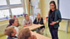 Röblingens Schulleiterin Cynthia Flug im Gespräch mit Schülern ihrer Schule.