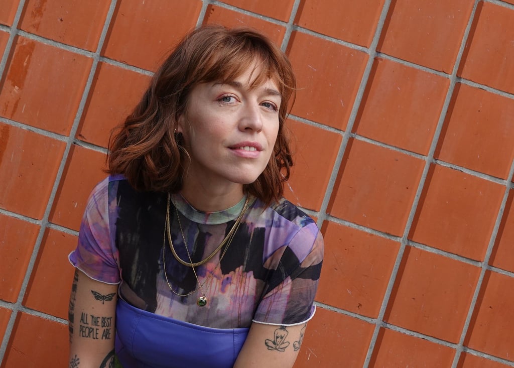 Antje Schomaker, Sängerin und Songwriterin, steht während eines Fototermins vor einer Wand.