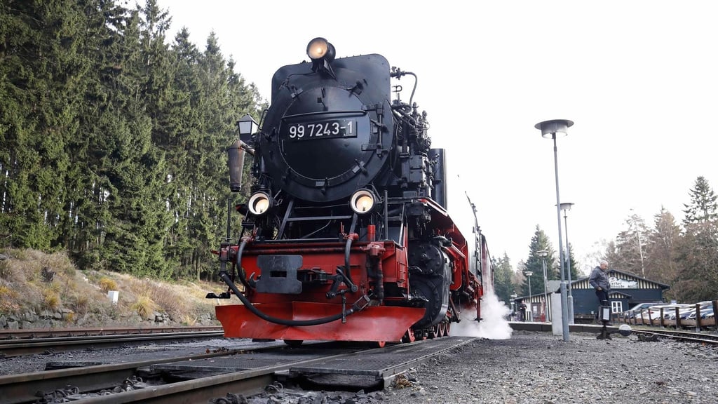 Wegen Orkanböen im Harz haben die Harzer Schmalspurbahnen (HSB) ihren Fahrbetrieb auf den Brocken eingestellt.