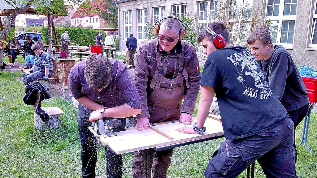 Nachterstedter Seelandschüler und Bewohner der Schloß Hoym Stiftung bauen zusammen Pepp-Stühle. Ob sie dafür einen Preis gewinnen?