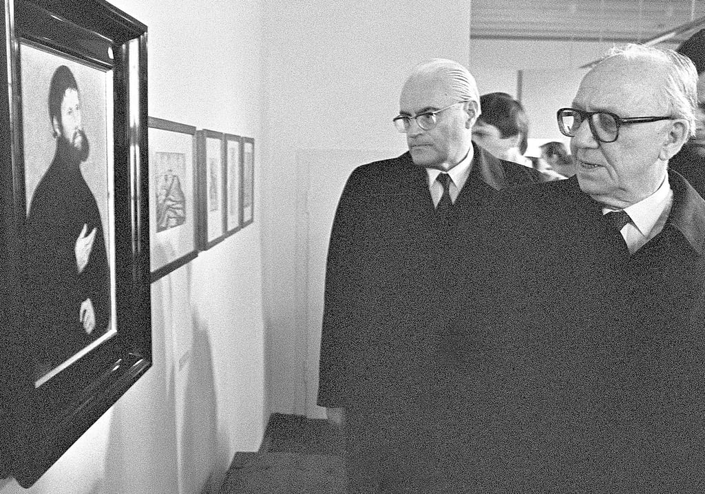 Zur Eröffnung des Lutherjahrs 1983 besuchen DDR-Volkskammerpräsident Horst Sindermann (rechts) und CDU-Vorsitzender Gerald Götting eine Ausstellung auf der Wartburg in Eisenach.