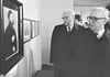 Zur Eröffnung des Lutherjahrs 1983 besuchen DDR-Volkskammerpräsident Horst Sindermann (rechts) und CDU-Vorsitzender Gerald Götting eine Ausstellung auf der Wartburg in Eisenach. 