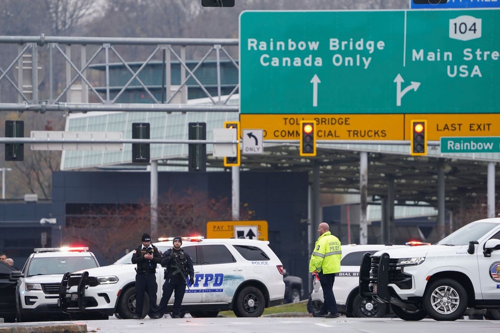 Polizisten sperren den Eingang zur Rainbow Bridge im Bundesstaat New York.