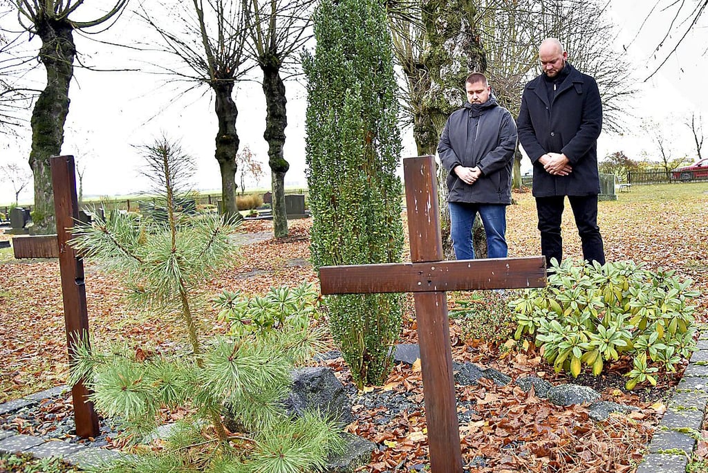 Christian Stottmeister (l.) und Ortsbürgermeister Frank Bartels legten auf dem Friedhof in Kunrau ein Gesteck am anonymen Soldatengrab ab. Fotos: Meike Schulze-Wührl