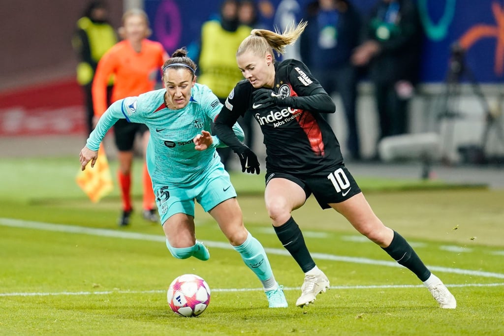 Frankfurts Torschützin Laura Freigang (r) im Zweikampf mit Lucy Bronze vom FC Barcelona.