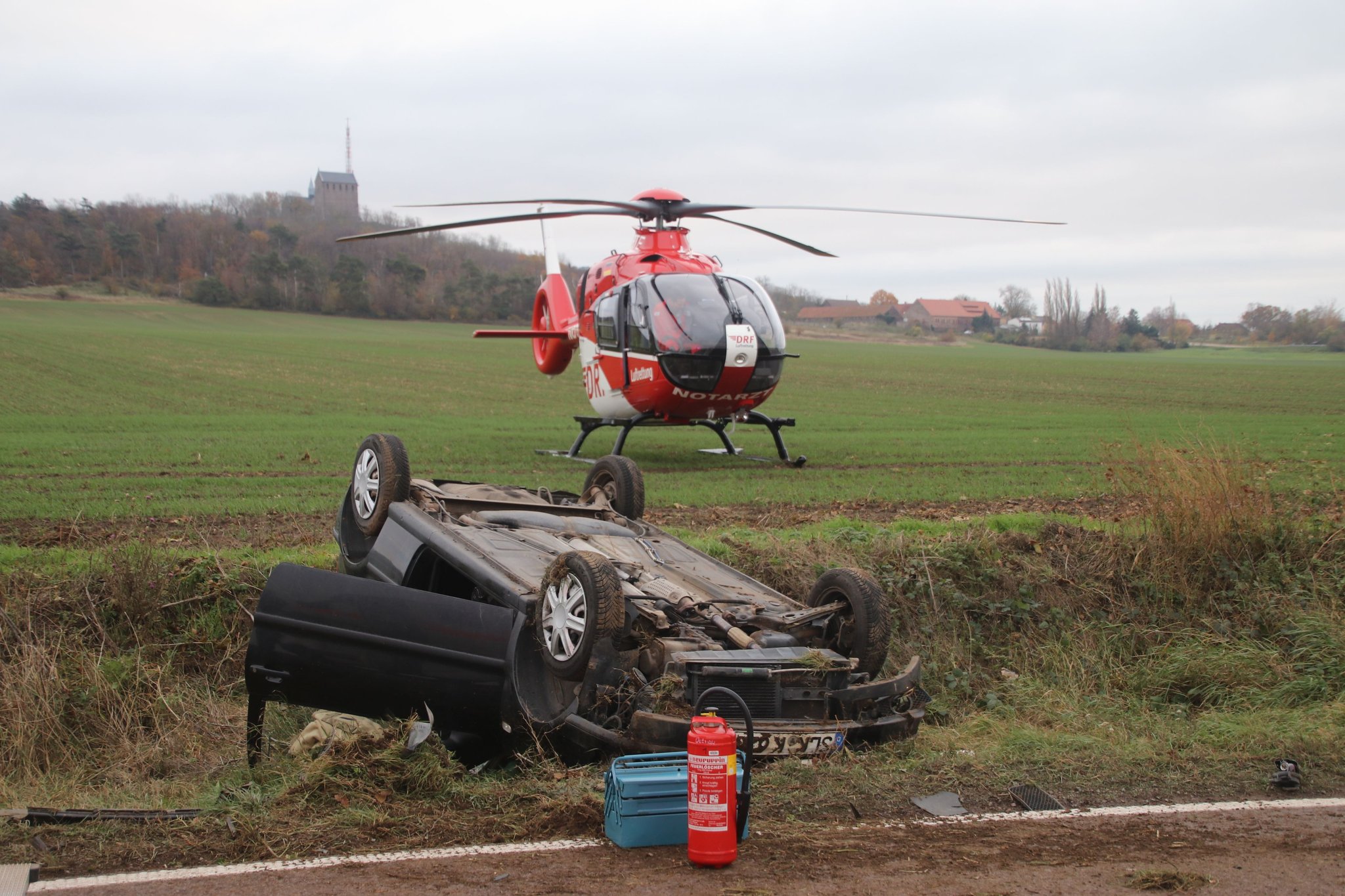 Unfall aktuell: Mutter mit Kind überschlägt sich auf Landstraße im ...