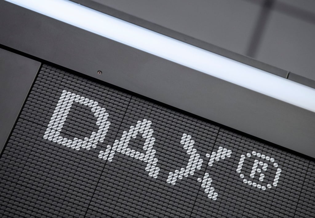 Der Schriftzug „DAX“ im Handelssaal der Deutschen Börse in Frankfurt.