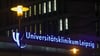 Der Schriftzug der Uniklinik Leipzig leuchtet über dem Eingang.