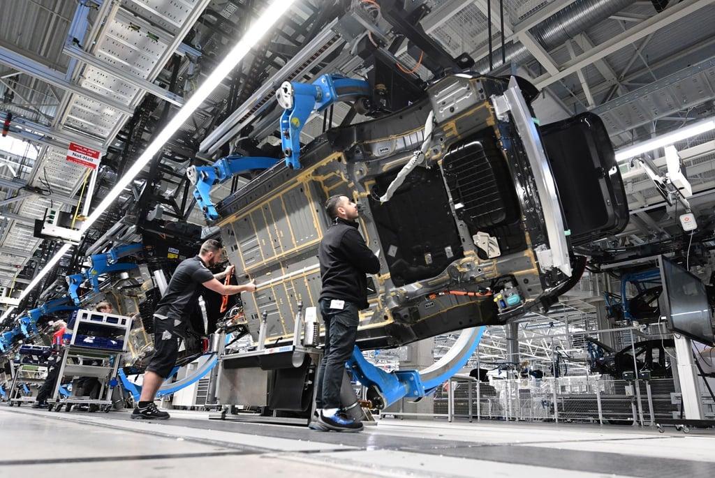 Mitarbeiter des Stuttgarter Autoherstellers Mercedes-Benz arbeiten in der Factory 56 im Merecdes-Benz Werk.