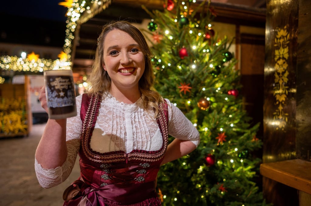 Die neue deutsche Glühweinkönigin Louisa Kress ist immer freitags, samstags und sonntags zwischen den Buden unterwegs.