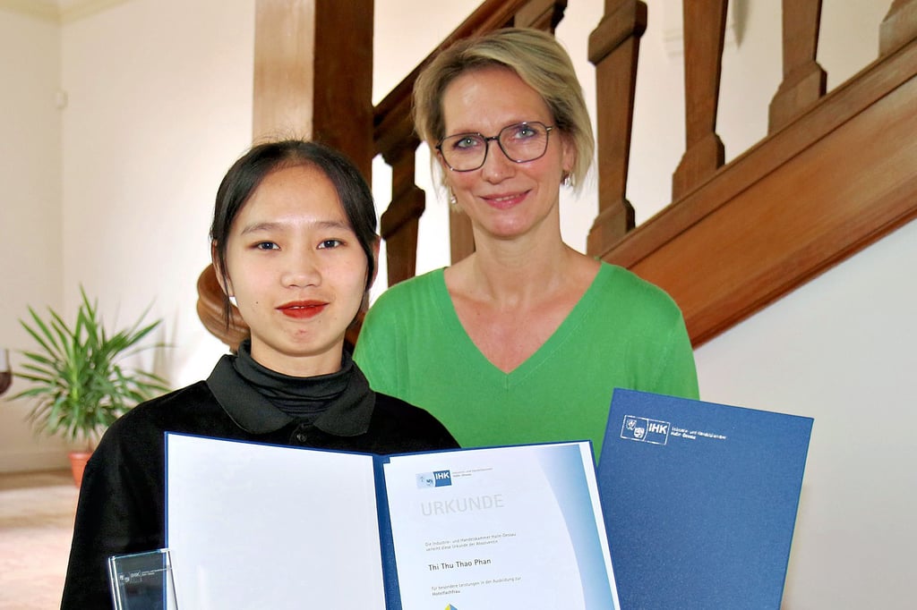 Thao Phan (l.) mit der Geschäftsführerin des Hotels „Mutiger Ritter“ Bad Kösen, Constanze Schache, nach der Preisverleihung.