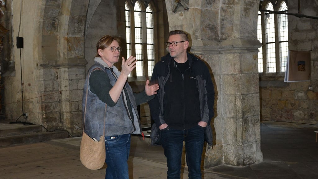 Rosmarie Vogtenhuber und Tontechniker Stefan Ulrich besprechen in der Martinikirche Halberstadts die erforderlichen Vorbereitungen für die Premiere von "Ich bin dann Er".