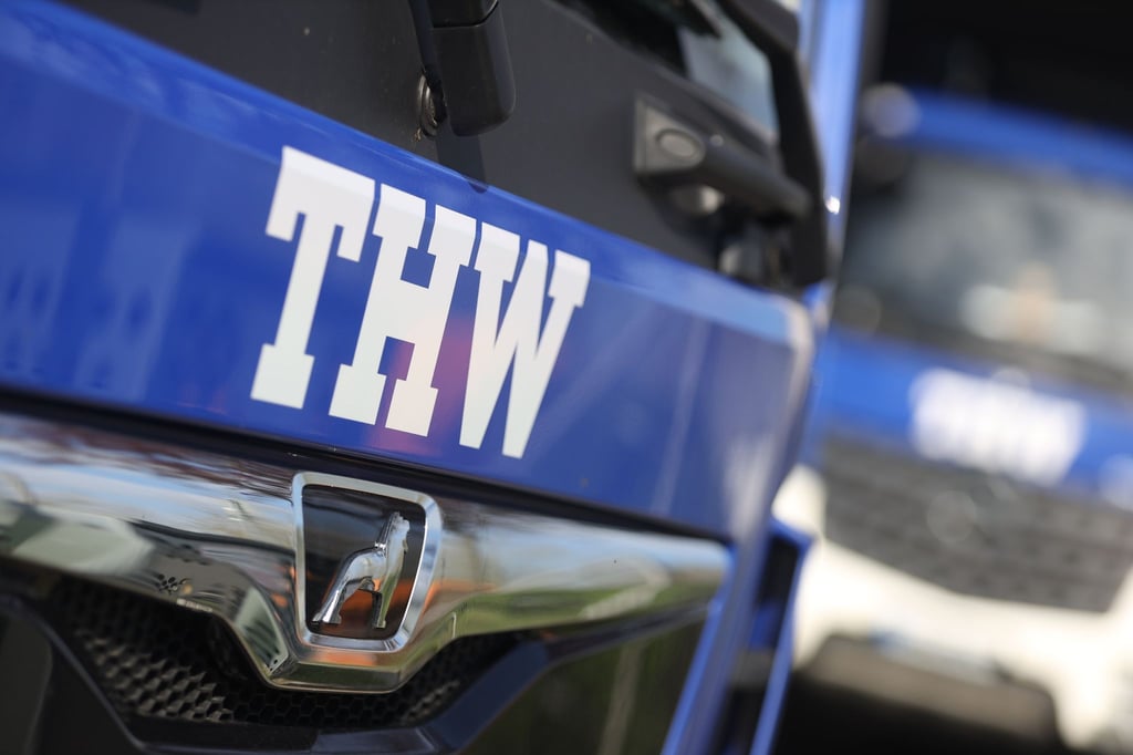 Blick auf einen Schriftzug vom Technischen Hilfswerk auf einem Führungs- und Kommunikationskraftwagen.