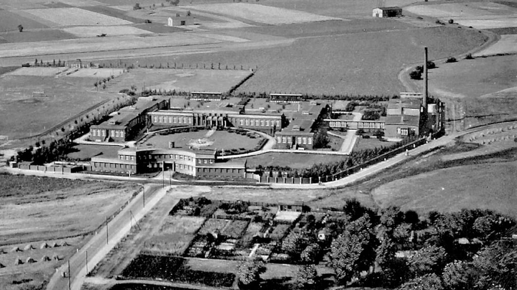 Im Jahr 1929 wurde in Bitterfeld das neue Allgemeine Krankenhaus in Betrieb genommen. Teile sind heute noch erhalten.