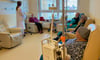 Ein Blick in  eines der neuen Therapiezimmer für Chemo-Patienten im Onkologischen Zentrum im Johanniter-Krankenhaus in Stendal. Im September wurden die neuen Räumlichkeiten bezogen. 