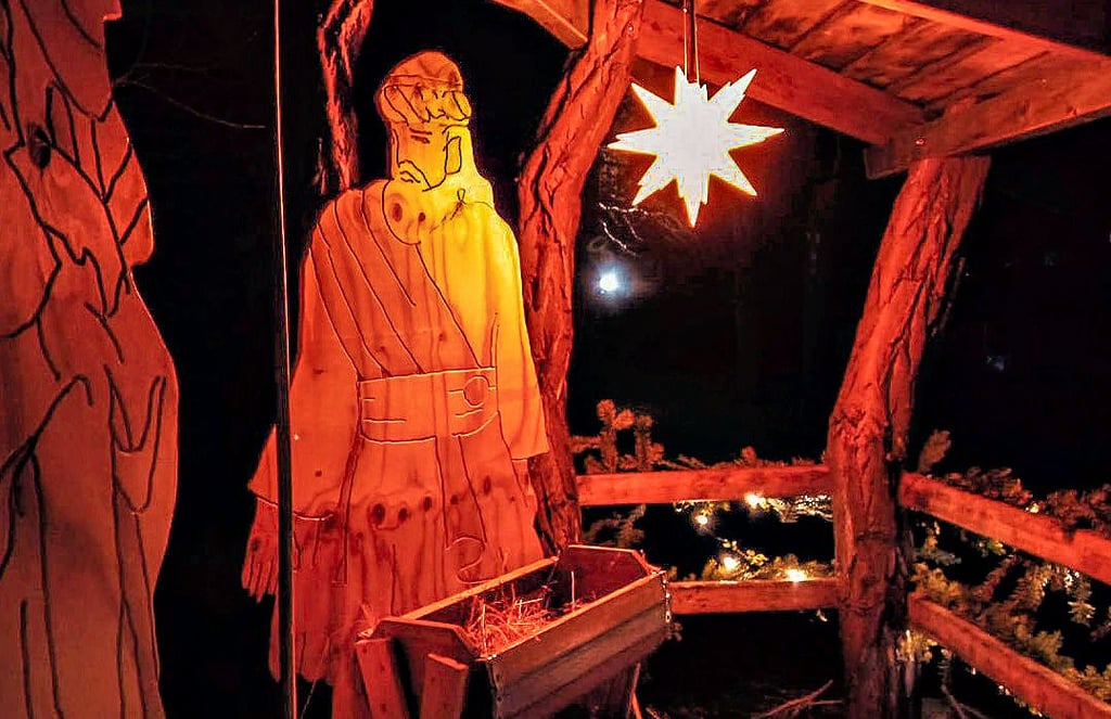 Die biblischen Holzfiguren samt Krippe werden vor der Kirche erneut für Weihnachtsstimung sorgen.