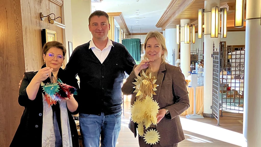Claudia Altekrüger, Danny Huhn und Franziska Buse (von links) präsentieren die Sterne für die Wunschbaum-Aktion 2023.
