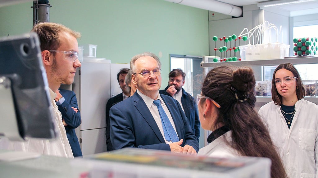 Ministerpräsident Reiner Haseloff kam bei seinem Besuch in der KGS auch mit vielen Schülern ins Gespräch.