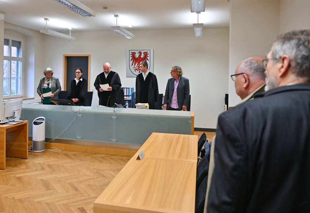 Richter vom Verwaltungsgericht beginnen mit der Verhandlung zum Klageverfahren der Haasenburg GmbH.