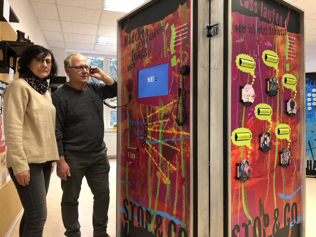Schulleiterin Andrea Bunda und der pädagogische Mitarbeiter Marcel Spotke zeigen eine der Erlebnisstationen der interaktiven Ausstellung.