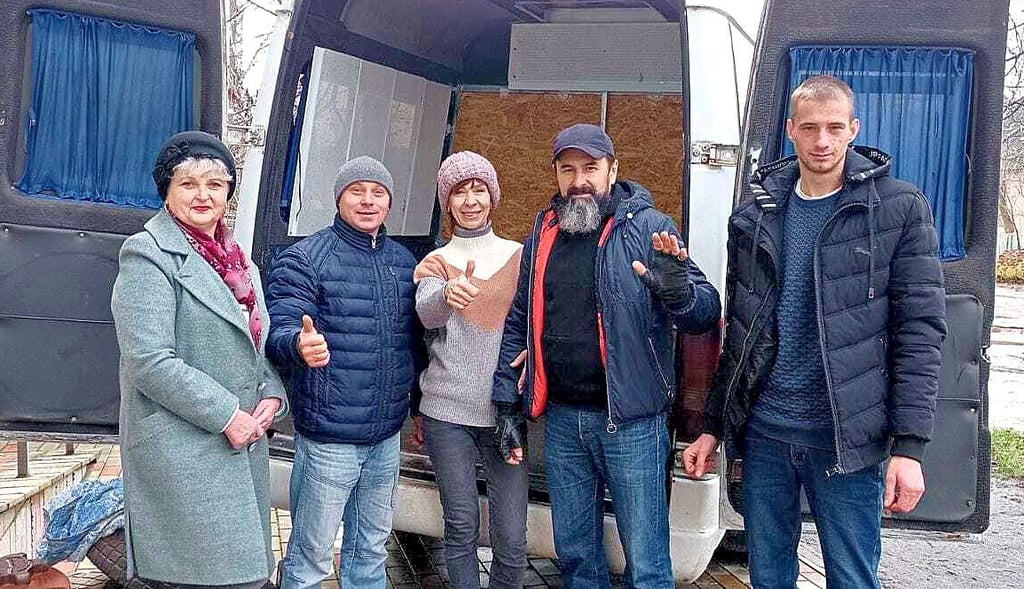 Die Hilfsgüter des Vereins „Sumy-Hilfe“ aus Elster sind in der Förderschule für geistig behinderte Kinder in Sumy angekommen. Sie werden entgegengenommen von: Buchhalterin Katarina Bor (v.l.), Fahrer Alexii Tsehelnyk, Schulleiterin Tatjana Guseva und Helfern.