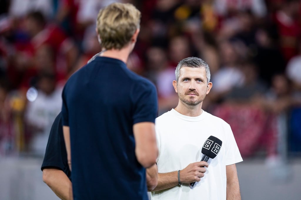 Sebastian Kneißl (r) soll testweise die Videoschiedsrichter im Kölner Keller unterstützen.