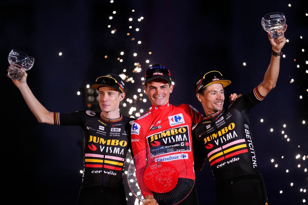 Sepp Kuss (M), Jonas Vingegaard (l) und Primoz Roglic räumten 2023 bei den Grand Tours ab.