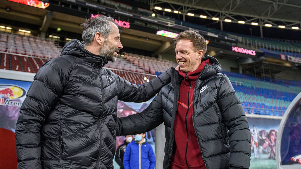 Julian Nagelsmann (t.) scherzt mit Marco Rose.
