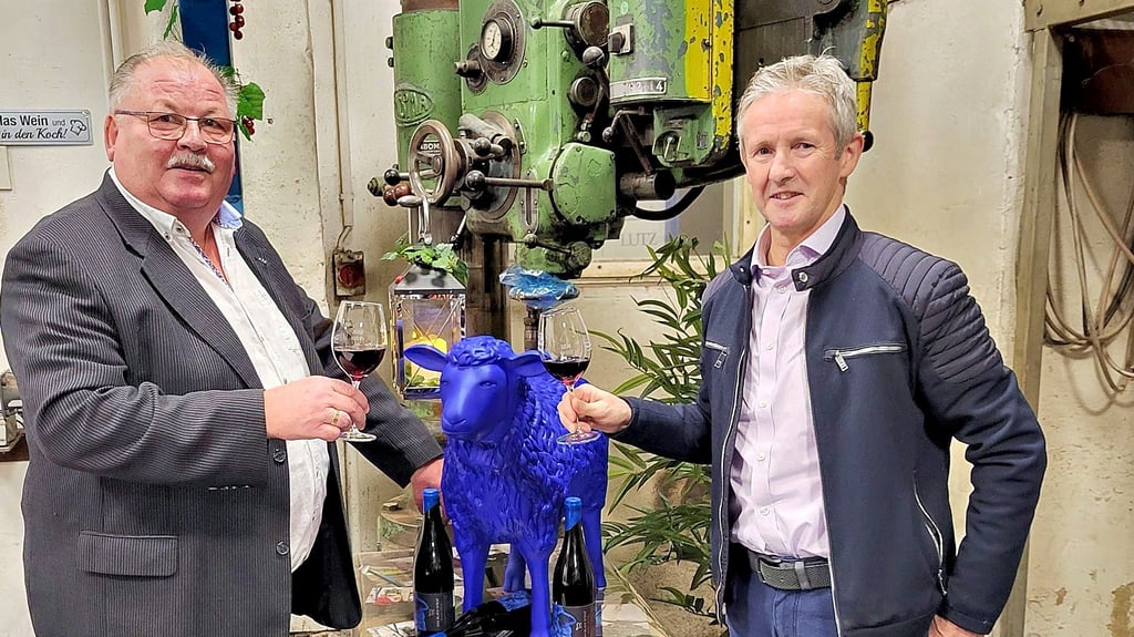 Edelfried Schimmel (li.) und Skisprunglegende Jens Weißflog verkosten in Reuden den Rotwein „Das Blaue Schaf“, mit dem ein Zeichen für Toleranz gesetzt werden soll.