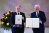 Bundespräsident Frank-Walter Steinmeier (re.) hat Sachsen-Anhalts Ministerpräsidenten Reiner Haseloff (CDU) das Große Verdienstkreuz mit Stern und Schulterband verliehen.