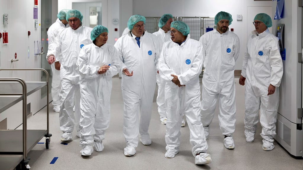 Entscheidungsträger und Beteiligte an der Pandemiebereitschaft sowie Ministerpräsident Reiner Haseloff (4.v.l.) machten sich am Donnerstag in den neuen Räumen ein Bild von der Kapazitätserweiterung bei der IDT Biologika.