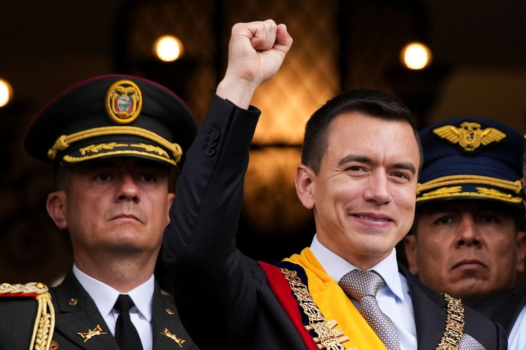 Daniel Noboa (M), frisch vereidigter Präsident von Ecuador, winkt von einem Balkon des Präsidentenpalastes.