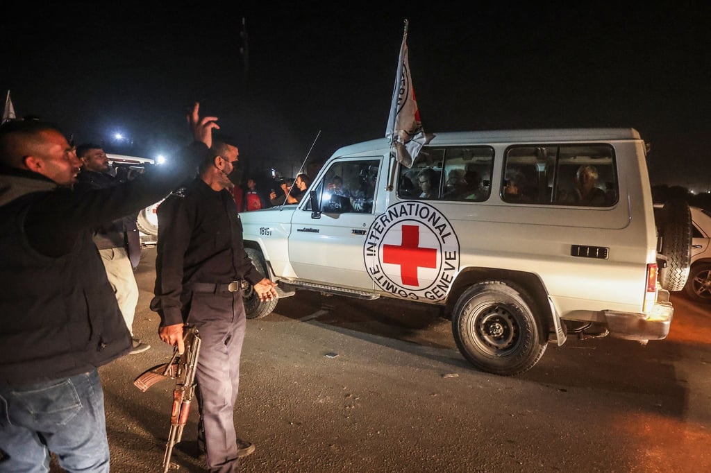 Ein Fahrzeug des Roten Kreuzes kommt an der Grenze von Rafah im südlichen Gazastreifen an.