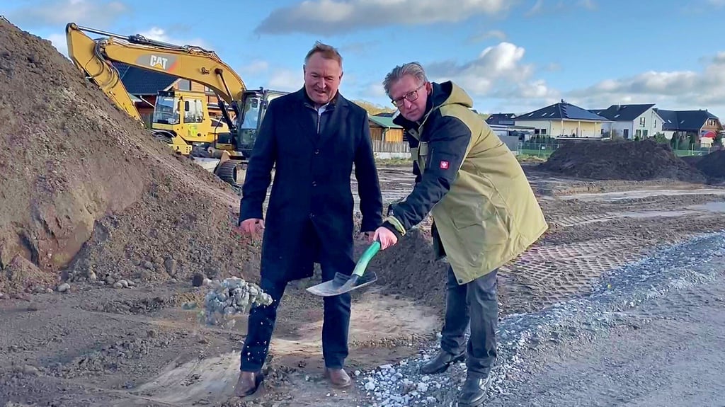Der Gemeindebürgermeister, Bernd Köppen (parteilos, links im Bild), und Dirk Nowak, Geschäftsführer der Fünften Biederitzer Immobilienbesitz und Verwaltungsgesellschaft, setzen den ersten symbolischen Spatenstich für das neu entstehende Wohngebiet in Lostau.