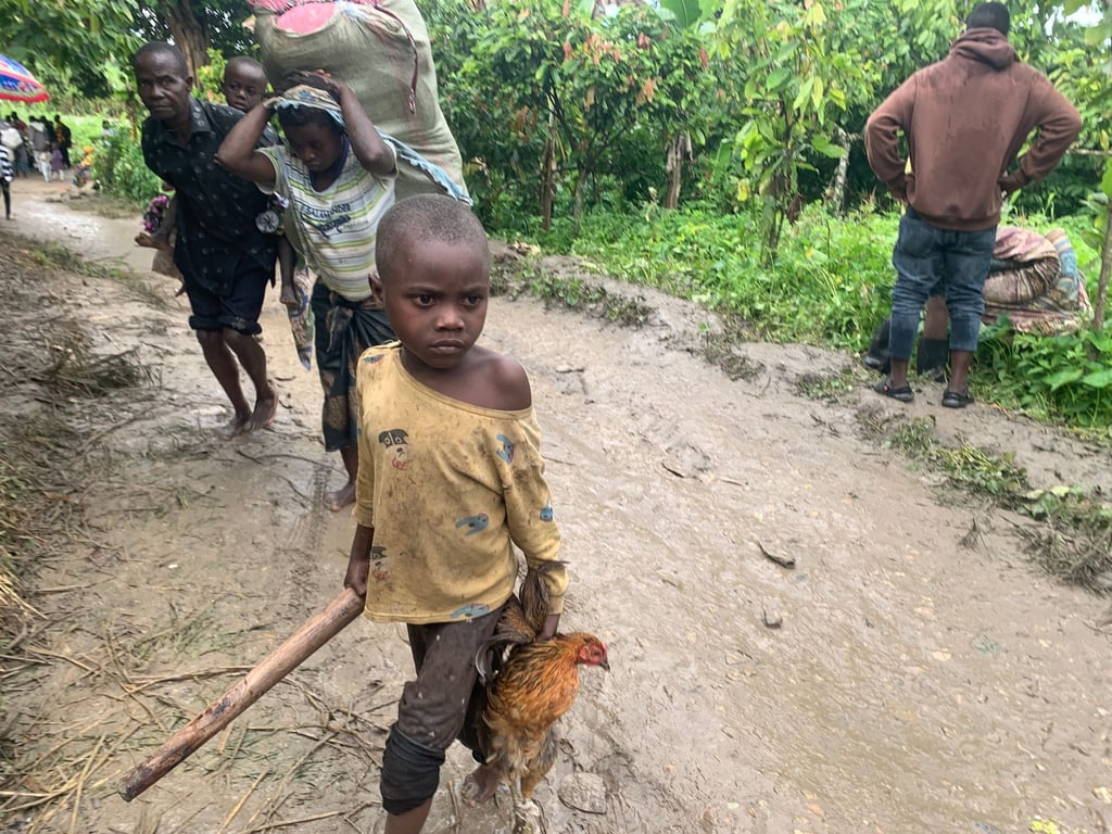 Flüchtlinge aus der Demokratischen Republik Kongo sind auf dem Weg zu einem Auffanglager im Bezirk Bundibugyo im Westen Ugandas.