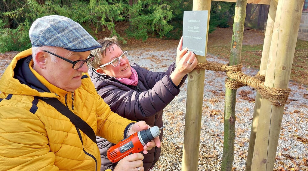 Kornelia und Harry Liebscher übernahmen im Schlosspark Langenstein die Patenschaft über eine Kaiser-Linde, die ihren Platz am Mittwochnachmittag auf der Schlossterrasse gefunden hat.